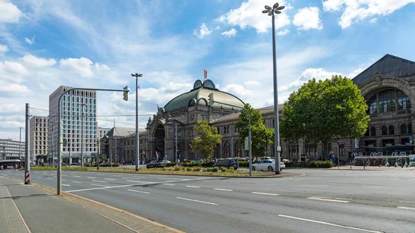 Nürnberger Hauptbahnhof mit Bahnhofsplatz im Vorde
