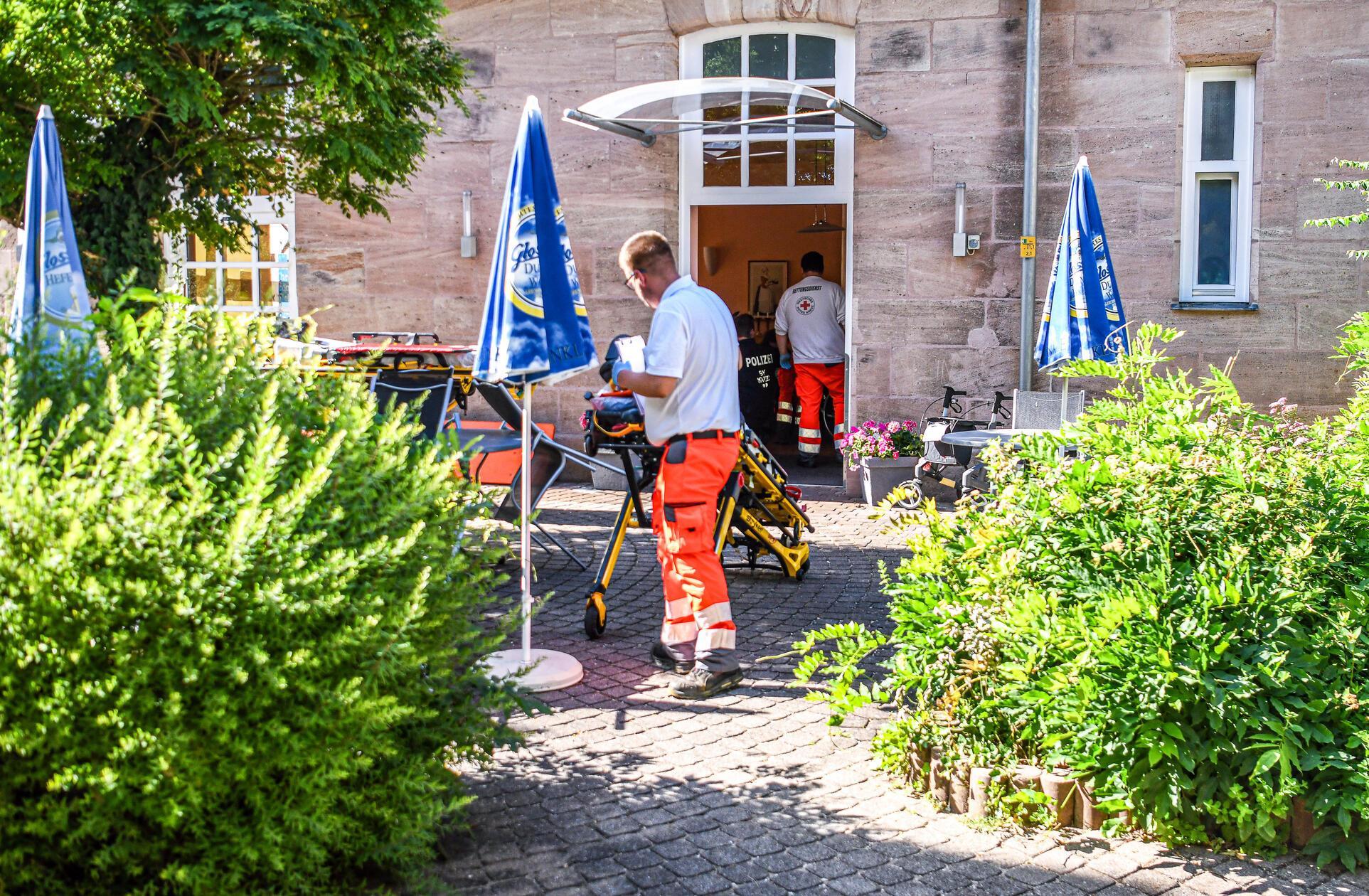 Rettungskräfte führen aufgrund des Waldbrands südlich von Nürnberg die Evakuierung eines Seniorenheims durch.