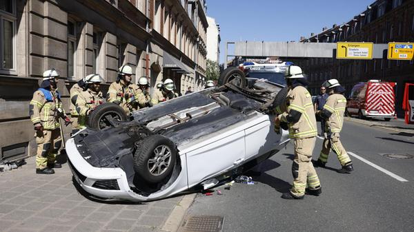 Auto überschlägt sich und bleibt auf Dach liegen