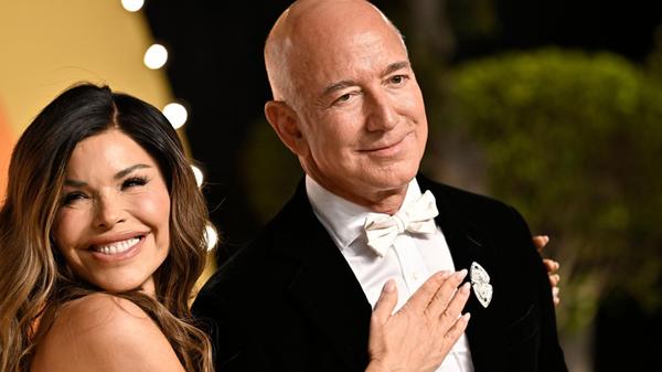 Amazon-Gründer Jeff Bezos und Lauren Sánchez1731.j