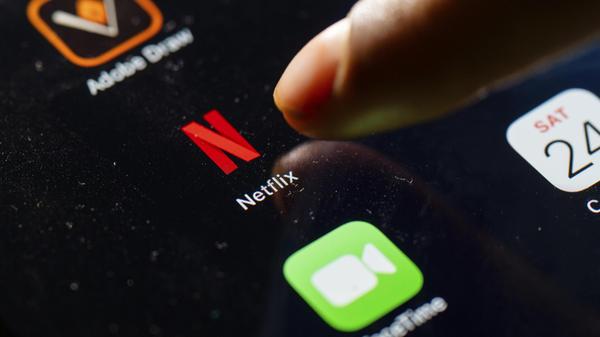 Auf diesem Foto tippt eine Person auf das Netflix