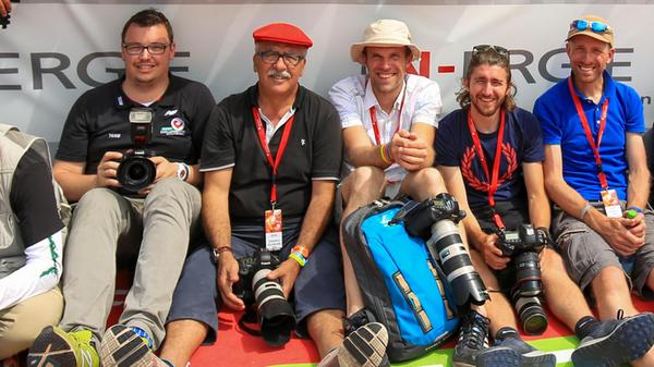 Im Kreise von Kollegen fühlt sich Triathlon-Legend