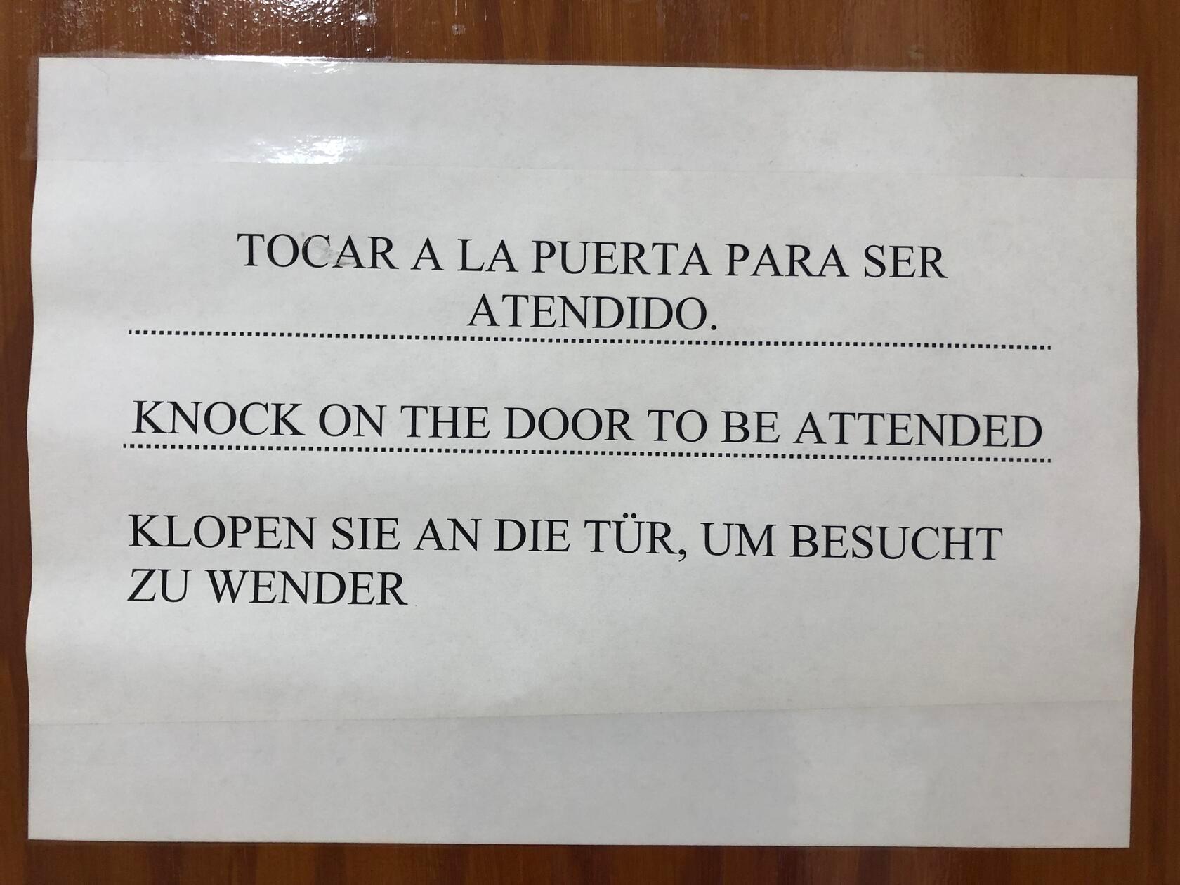 „Anbei ein Foto von einem Schild in einer Polizeistation auf Teneriffa“, schreibt uns Theodor Zeiser aus Nürnberg.