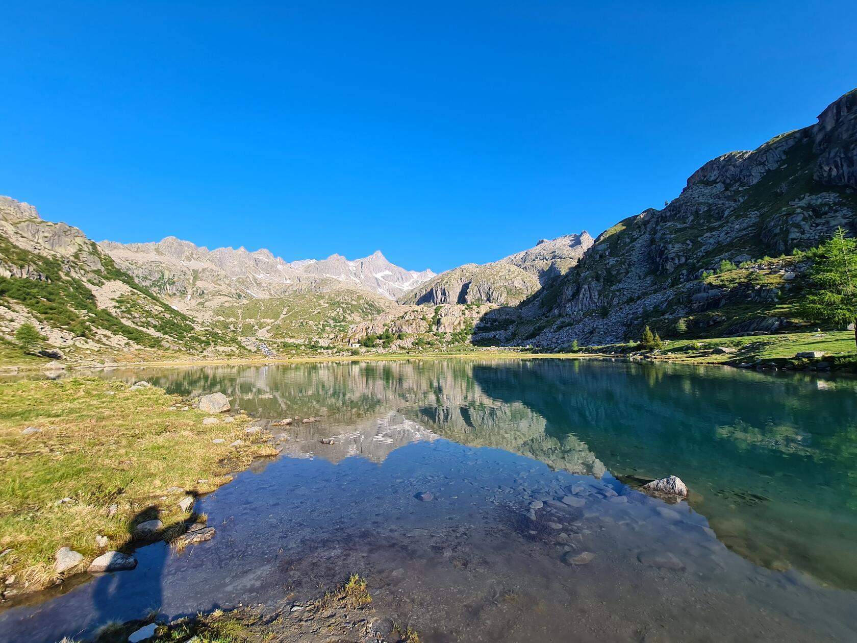 Das Bergpanorama spiegelt sich in den glasklaren Seen des Val Nambrone. Hier ist der Obere Cornisello-See zu sehen.