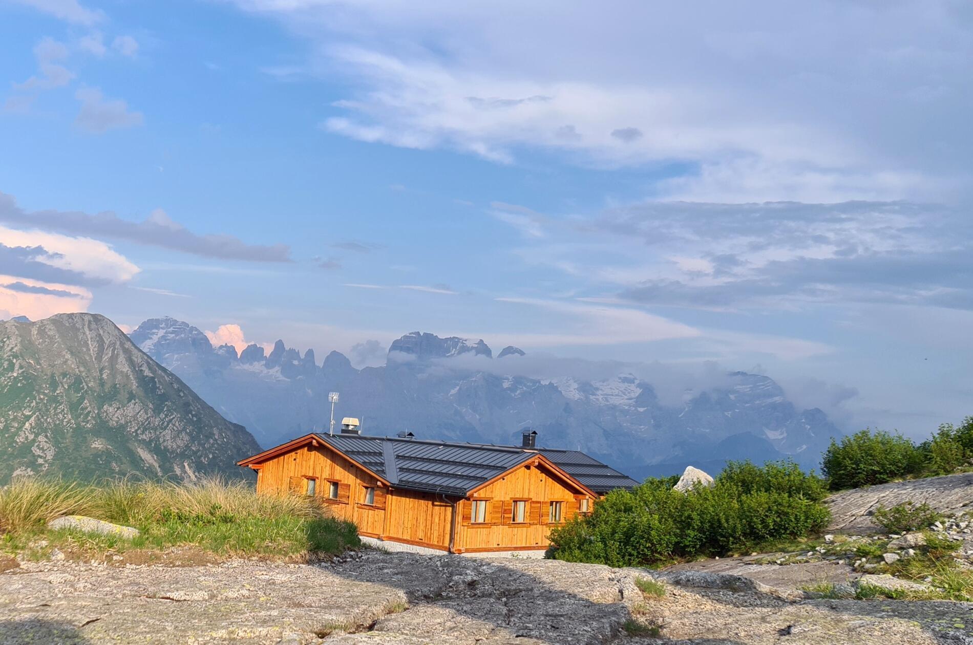 Komfortable Berghütte mit toller Aussicht: Das Refugio Cornisello im Val Nambrone.