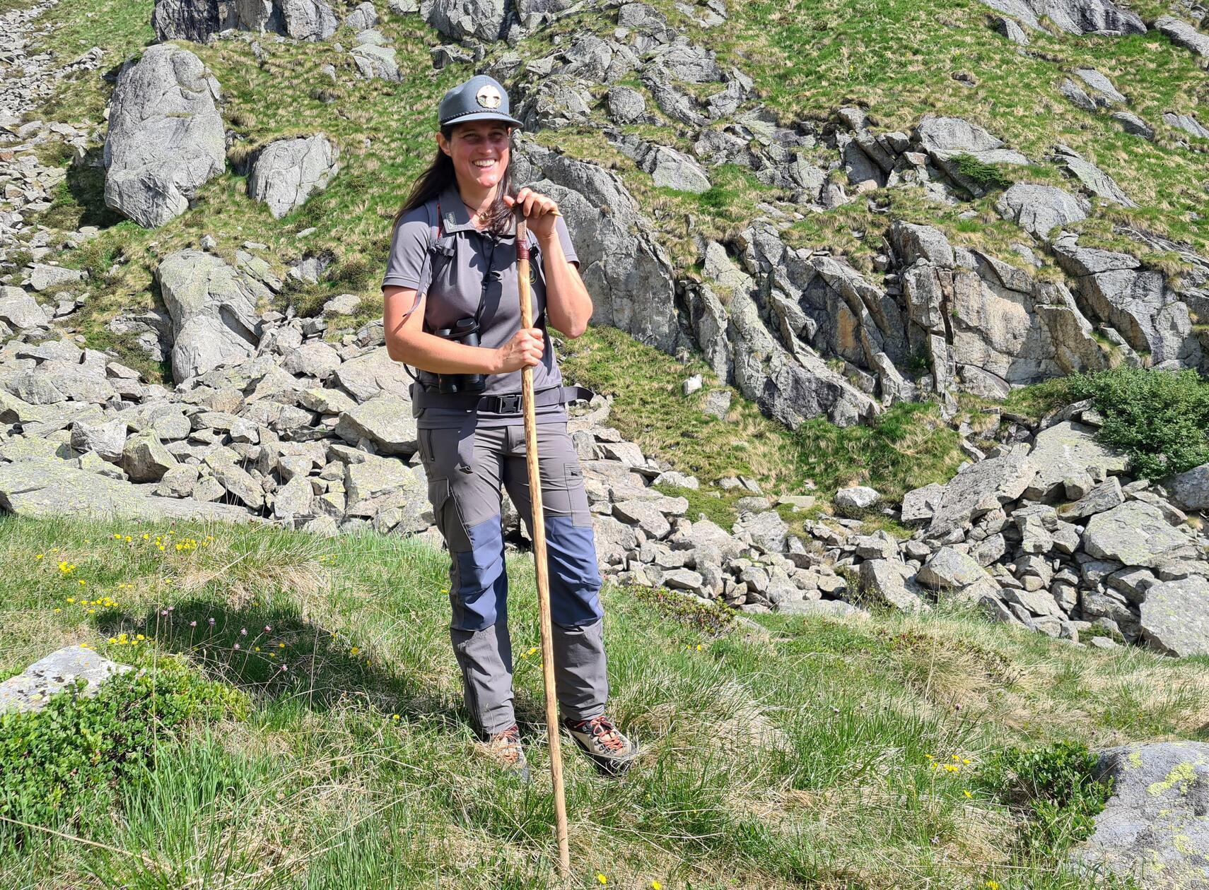Rangerin Deborah von der regionalen Forstverwaltung weiß, wo man Murmeltiere und Gämsen beobachten kann.