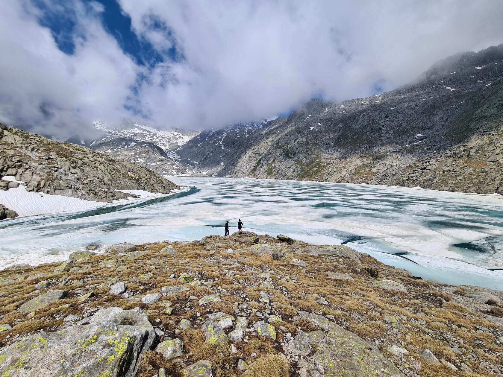 Im Juni ist der Vedretta-See auf rund 2600 Metern Höhe noch mit einer Eisschicht überzogen.