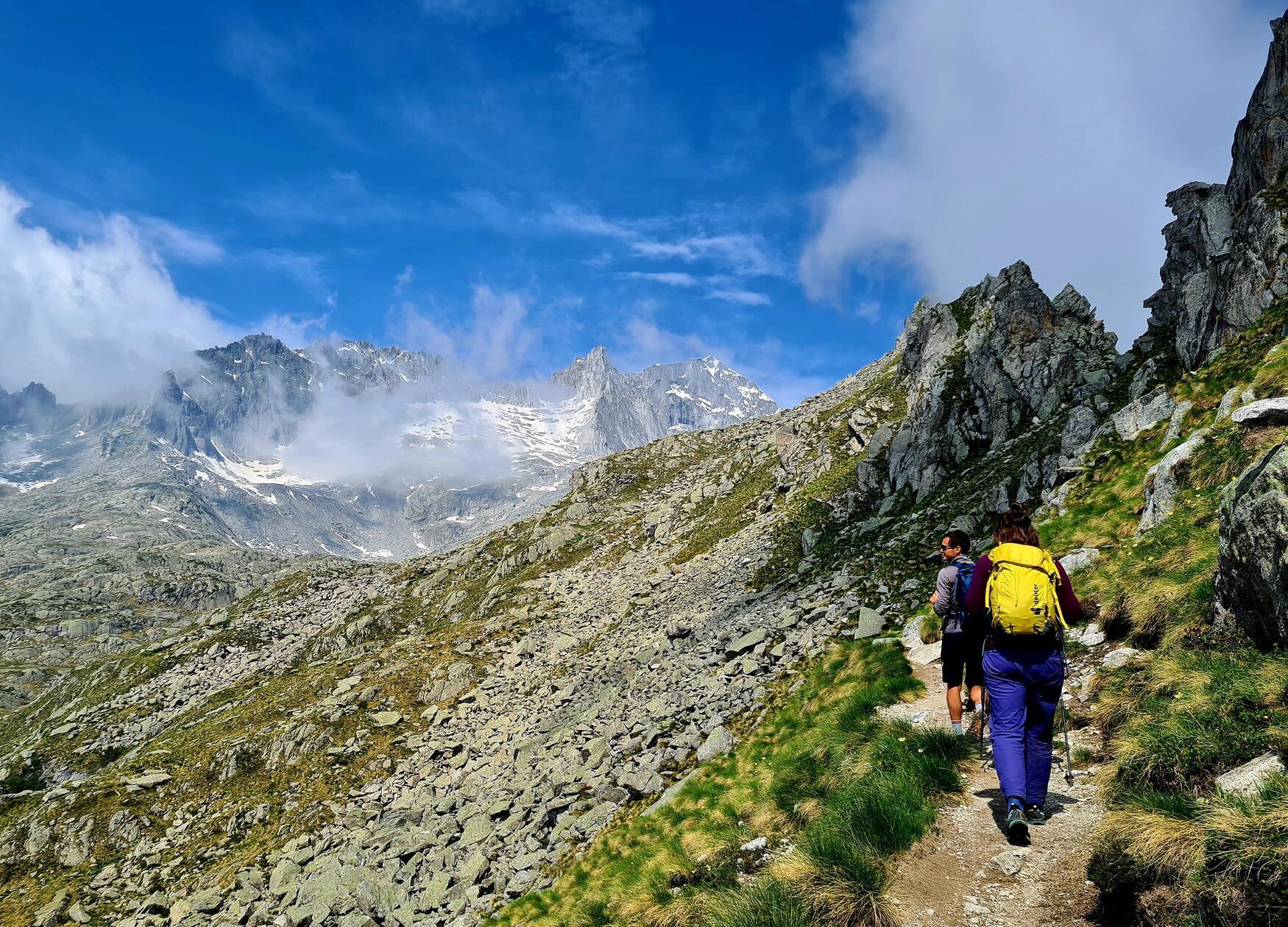 Aussichtsreiche Wege führen durchs Val Nambrone ins Val D' Amola.