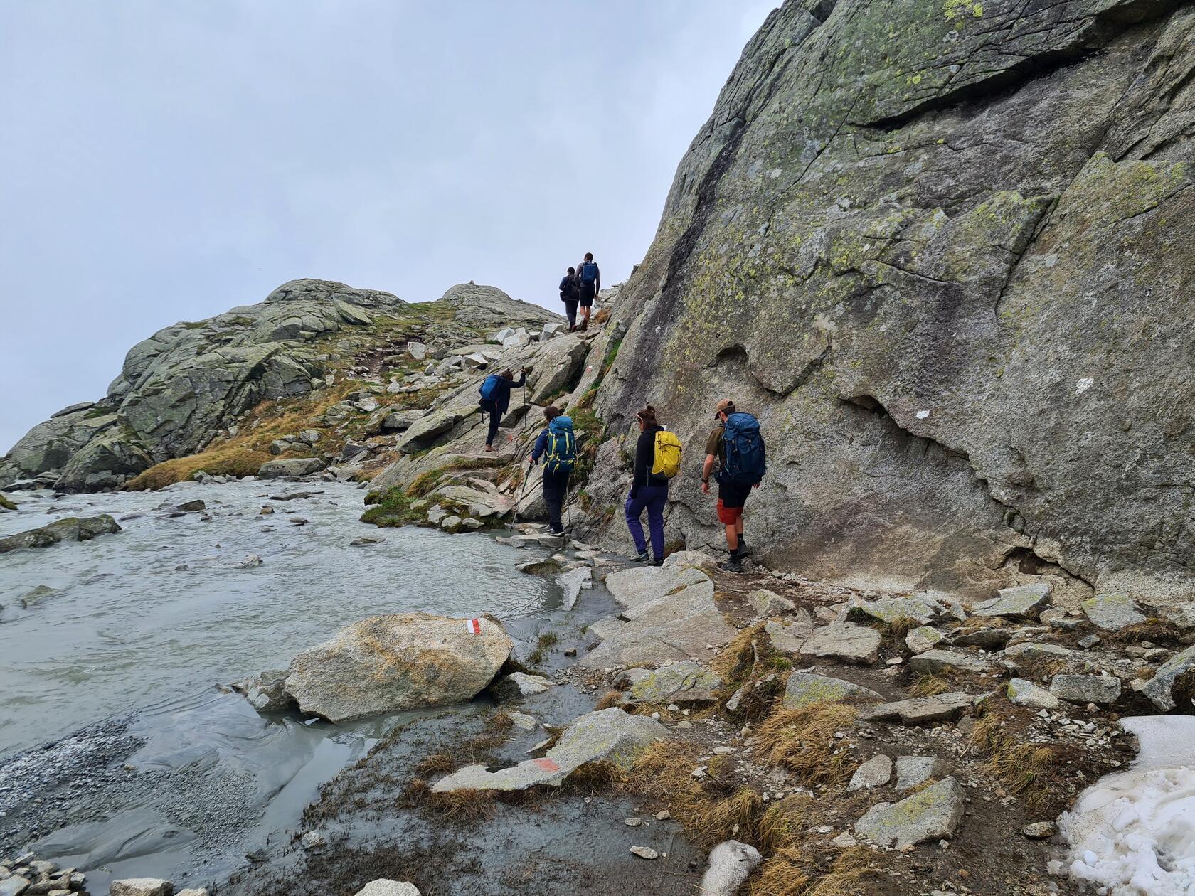 Wer früh im Jahr unterwegs ist, hat manchmal etwas schwierigere Querungen. Generell sind die Wanderwege im Val Nambrone von "Normalwanderern" gut zu begehen.