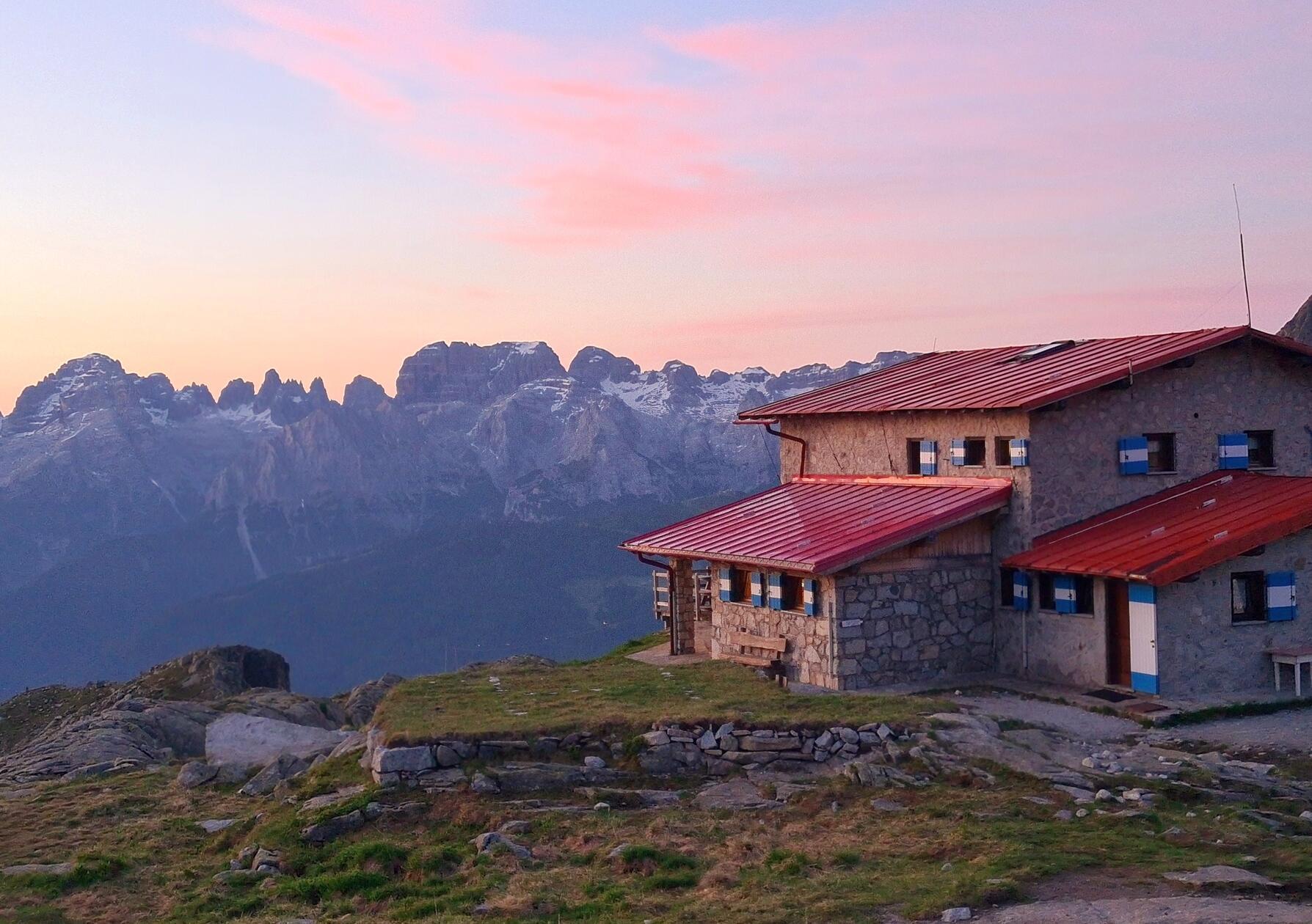 Das Rifugio Segantini des Trentiner Alpinclubs ist der Ausgangspunkt für die Besteigung der Presanella.