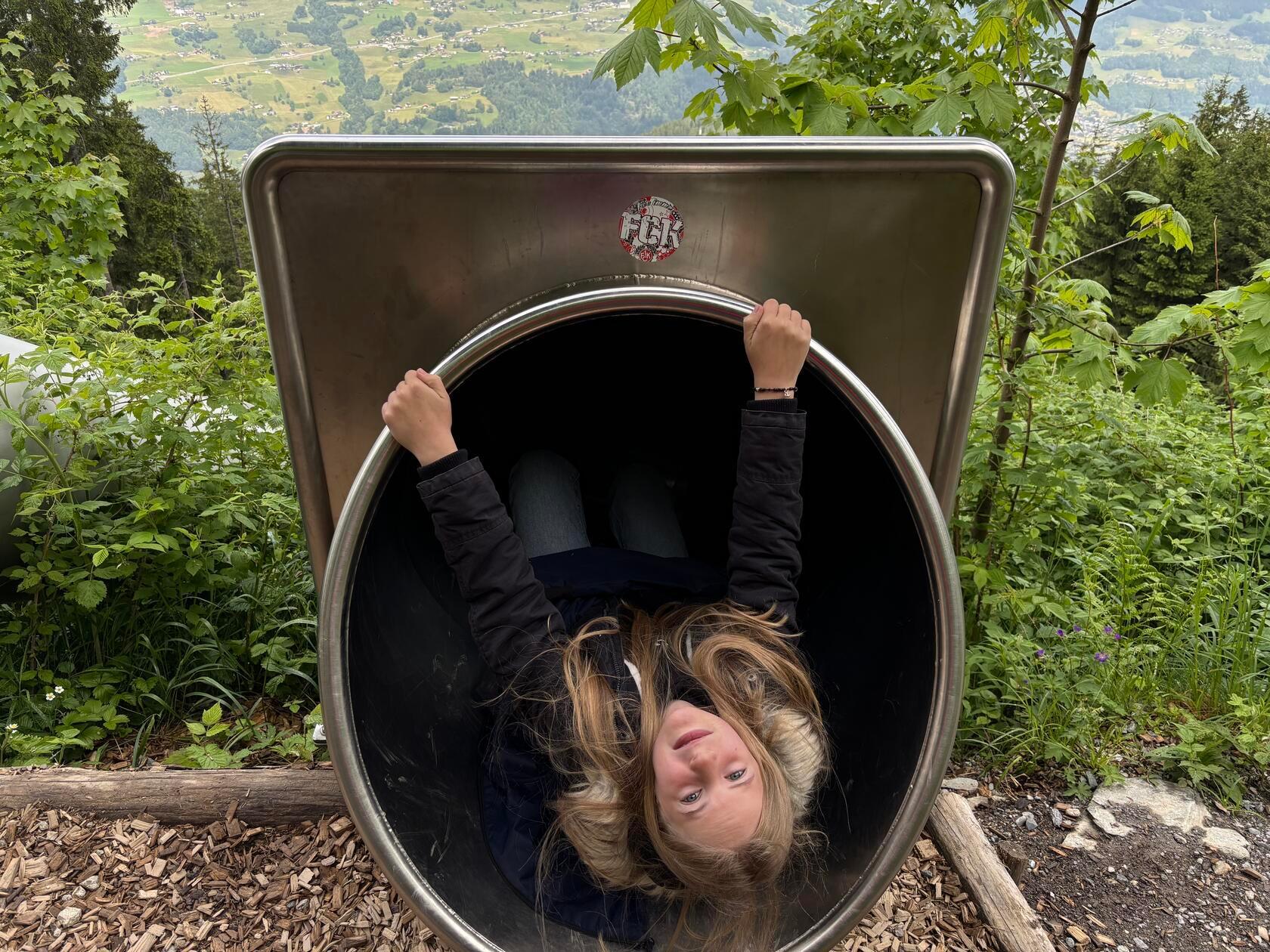 Dann geht es weiter auf Europas größten Waldrutschenpfad. Hier macht sich Mila bereit fürs rasante Runter: Sie schwingt sich die Rutsche "Schneller Hase" und gleitet 60 Meter ins Tal. Insgesamt gibt es sieben Rutschen, die helfen, 500 Höhenmeter ruckzuck zu überwinden.