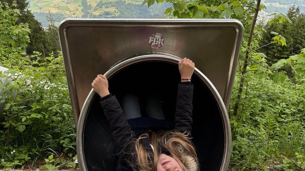 Dann geht es weiter auf Europas größten Waldrutschenpfad. Hier macht sich Mila bereit fürs rasante Runter: Sie schwingt sich die Rutsche "Schneller Hase" und gleitet 60 Meter ins Tal. Insgesamt gibt es sieben Rutschen, die helfen, 500 Höhenmeter ruckzuck zu überwinden.