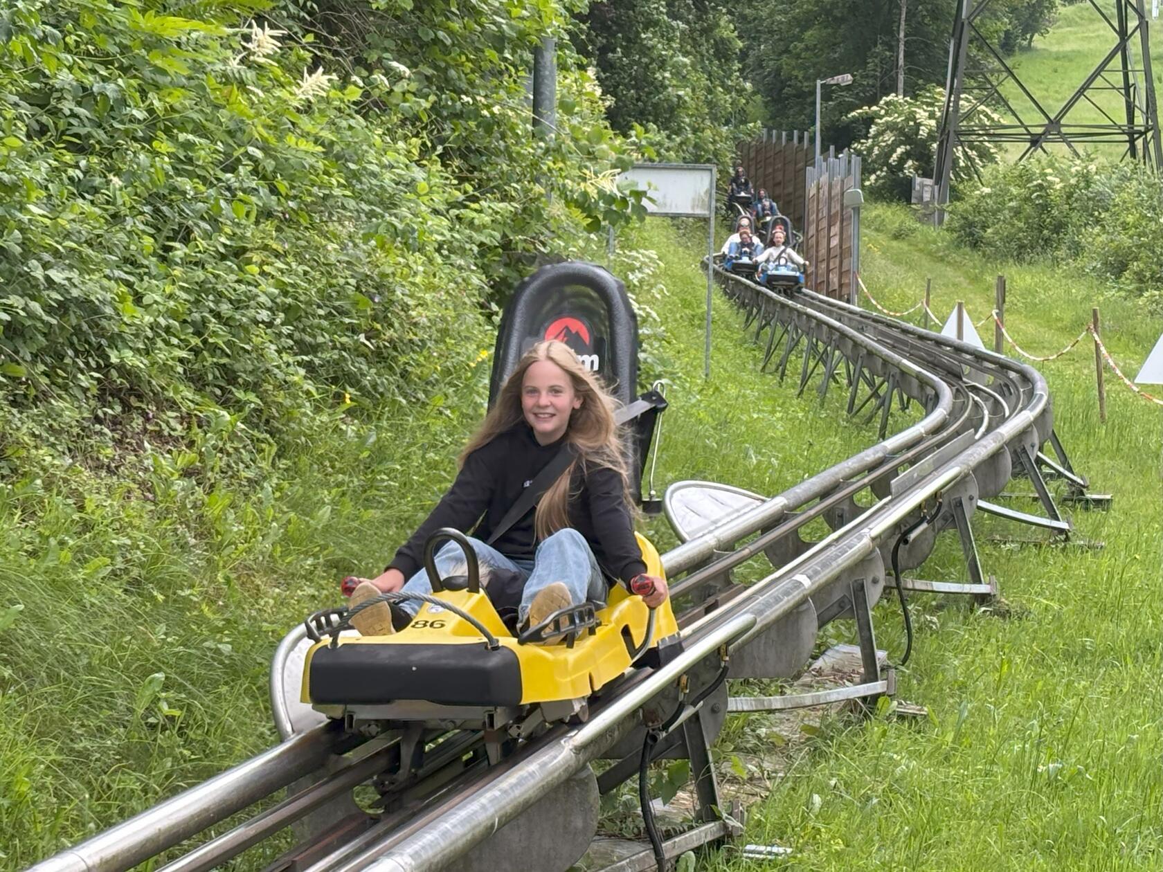Wer den Rutschenpfad verlässt, kann gleich in ein anderes rasantes Gefährt umsteigen: den Alpine Coaster. Eine Allwetterrodelbahn bringt Familien mit bis zu 40 km/h von Latschau über 2.600 m hinab ins Tal nach Vandans. Unterwegs sorgen 44 aufregende Jumps, ein spektakulärer 360°-Kreisel und 15 wilde 180°-Kehren für Abwechslung.