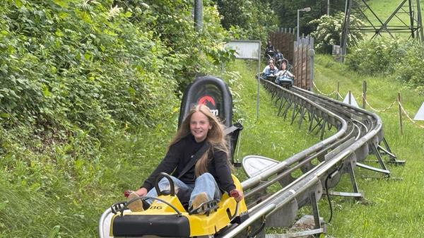 Wer den Rutschenpfad verlässt, kann gleich in ein anderes rasantes Gefährt umsteigen: den Alpine Coaster. Eine Allwetterrodelbahn bringt Familien mit bis zu 40 km/h von Latschau über 2.600 m hinab ins Tal nach Vandans. Unterwegs sorgen 44 aufregende Jumps, ein spektakulärer 360°-Kreisel und 15 wilde 180°-Kehren für Abwechslung.