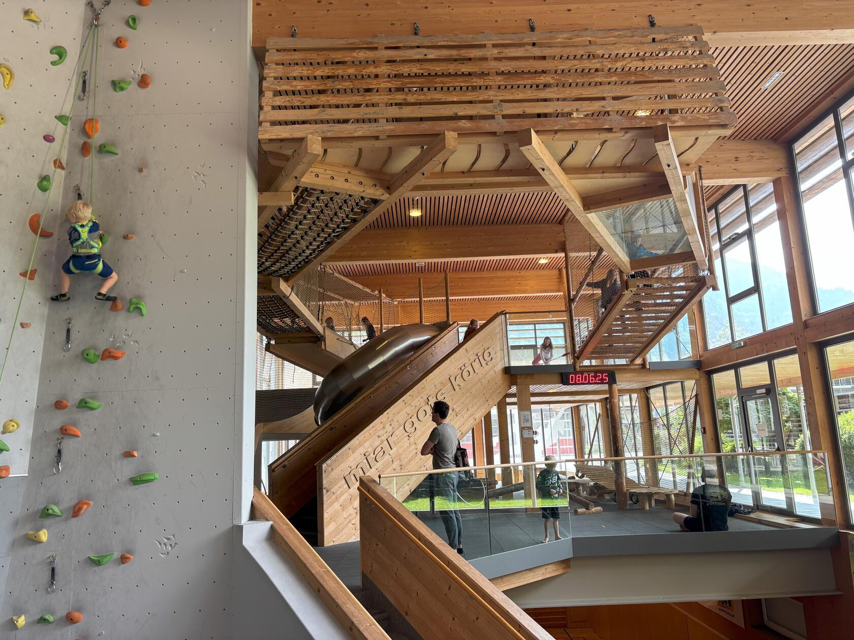 Und wenn die Kinder dann immer noch Energie haben, lohnt sich ein Besuch im Jufa-Hotel Montafon. Dort wartet nämlich eine riesige Indoor-Erlebniswelt.