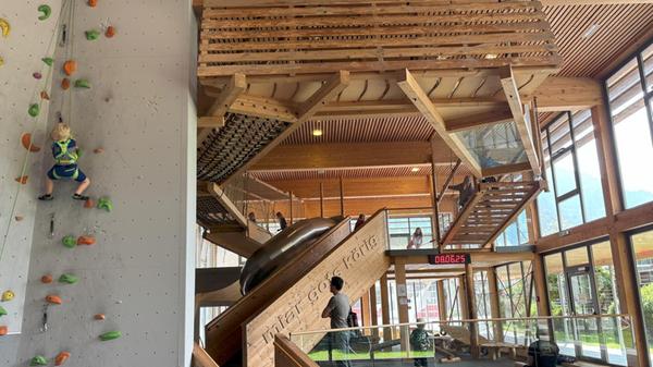 Und wenn die Kinder dann immer noch Energie haben, lohnt sich ein Besuch im Jufa-Hotel Montafon. Dort wartet nämlich eine riesige Indoor-Erlebniswelt.