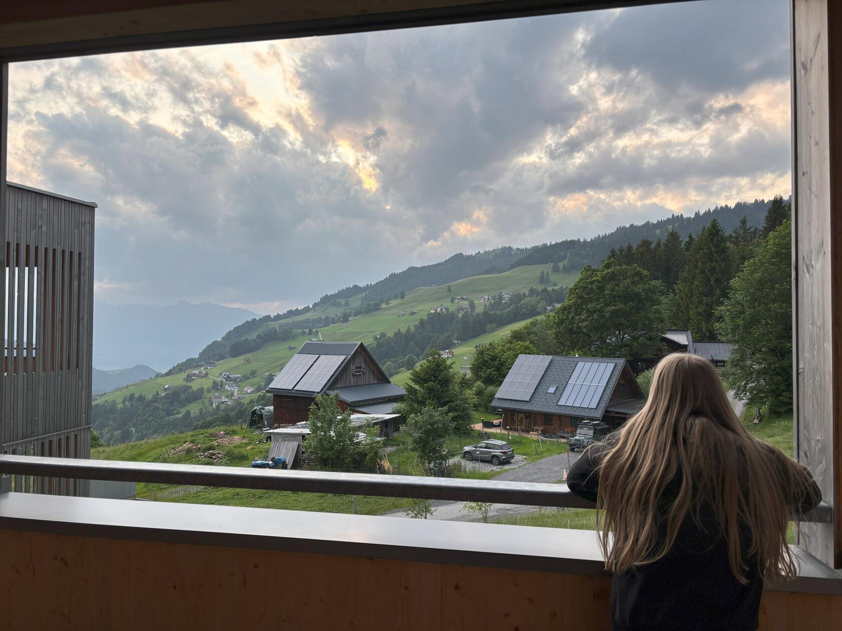 Am nächsten Tag lässt sich auf dem Nachbarberg im Jufa-Hotel Laterns die Aussicht genießen...
