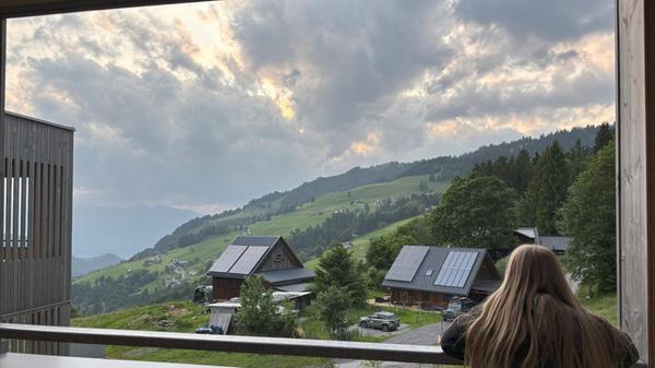 Am nächsten Tag lässt sich auf dem Nachbarberg im Jufa-Hotel Laterns die Aussicht genießen...