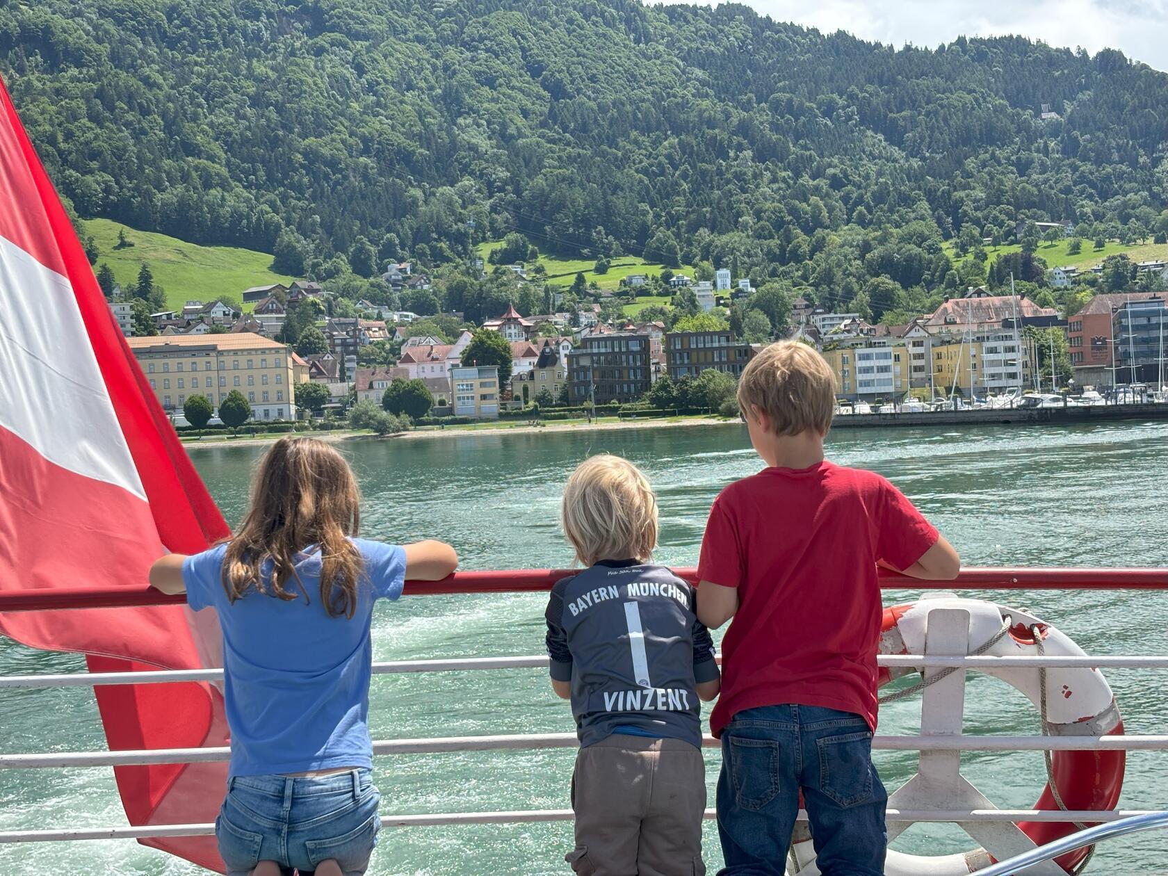 ...genießen den Blick.