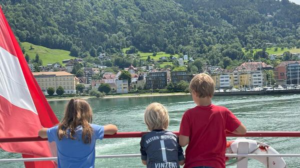 ...genießen den Blick.