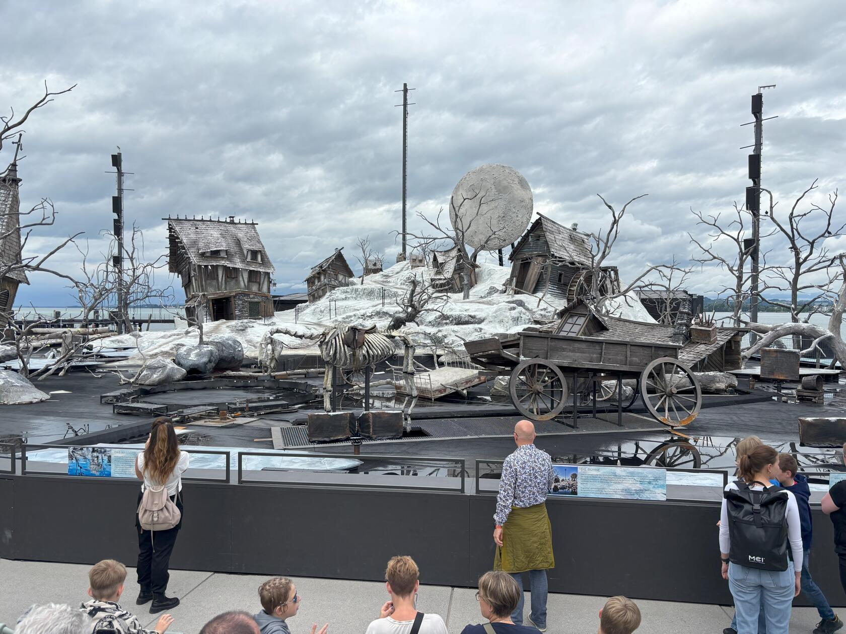 Anschließend reicht die Zeit noch für einen Besuch in der Seebühne mit Blick aufs Bühnenbild...