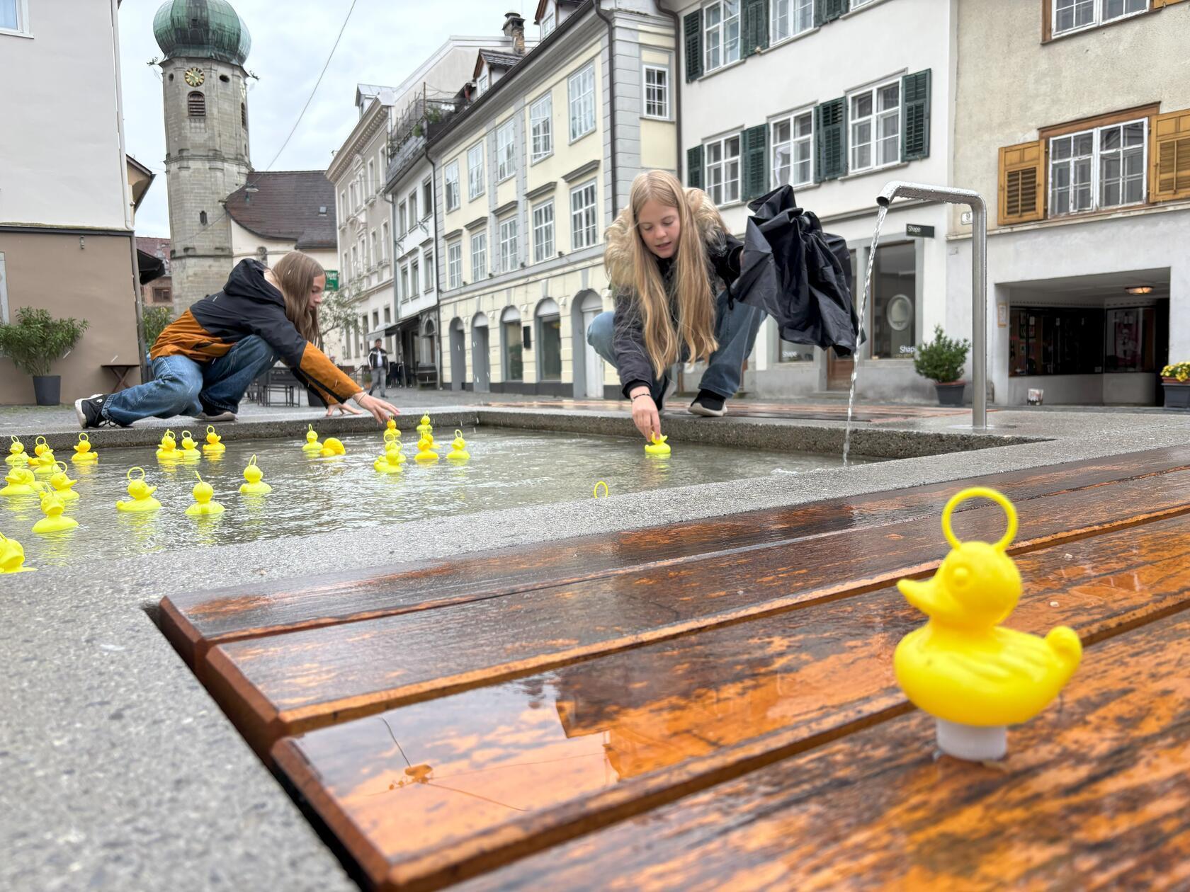 ... oder mit Schwimmenten im Brunnen.