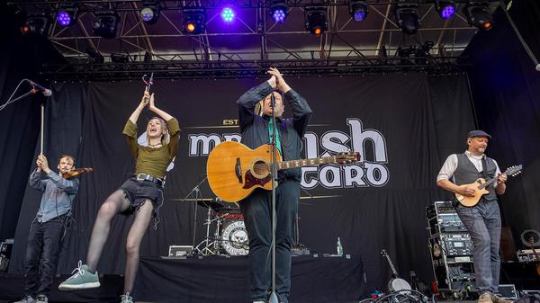 Auf Schloss Jägersburg in der Fränkischen Schweiz geht's am Freitag, 11., und Samstag, 12. Juli, heiß her. Denn an diesen beiden Tagen steigt das Shamrock Castle Festival. Das Event für Celtic & New Folk präsentiert heuer die Auftritte von Mr. Irish Bastard (Foto), Fiddler's Green und John Garner. Freitag geht's um 18 Uhr los, Samstag bereits um 14 Uhr.