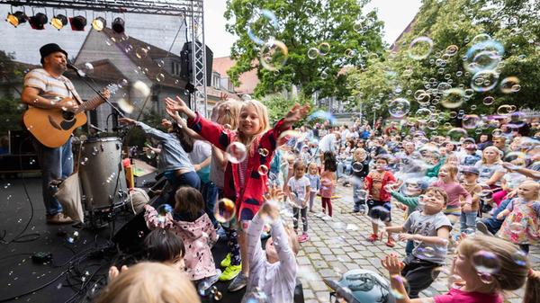 Beim Fürth Festival trifft sich die ganze Stadt vor einer der fünf Bühnen im Zentrum. Heuer steigt das Umsonst & Draußen-Event von Freitag, 11. bis Sonntag, 13. Juli. Zum Auftakt heizen Die Partyvögel auf der Fürther Freiheit (18 Uhr) ein. Freuen darf man sich auf Konzerte von Rock bis Pop, Blasmusik bis Klassik und Reggae über HipHop bis Electro.