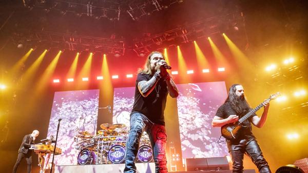 Die Progressive Metal-Band Dream Theater beschließt die diesjährige Konzertreihe im Stadionpark Nürnberg. Bei ihrer Show in Franken feiert die US-Kapelle ihr 40-jähriges Bestehen. Das für Samstag, 12. Juli, angekündigte Open Air beginnt um 19 Uhr.