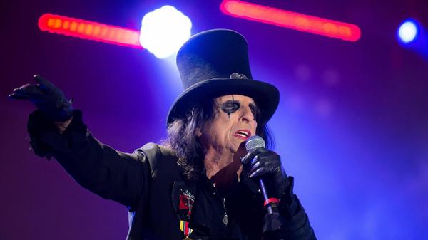 Superstar Alice Cooper gastiert ein weiteres Mal in Franken. Nach seinem Gastspiel in Nürnberg im vergangenen Jahr performt der Rocker am Samstag, 19. Juli, bei Lieder am See am Großen Brombachsee. Bei dem Open Air im Strandbad Enderndorf entern auch Mother's Finest, Slade und Fury in the Slaughterhouse das Podium. Beginn: 13.30 Uhr.