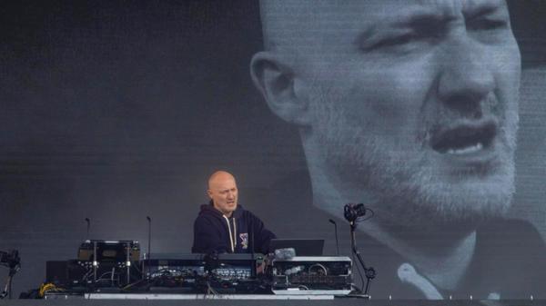Der Volksfestplatz in Nürnberg bildet am Samstag, 19. Juli, die Kulisse für ein großes elektronisches Open Air. Superstar Paul Kalkbrenner wird das Gelände in eine riesige Techno-Disco verwandeln. Die Veranstaltung unter freiem Himmel beginnt um 16 Uhr. Im Anschluss laden Hirsch und Rakete zu einer Afterparty.