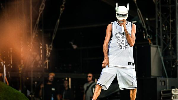 Mit Cro erscheint der nächste große Musikact in Franken. Der Künstler mit der Maske vereint in seinen Songs HipHop und Rap mit Pop und Rock. Am Sonntag, 20. Juli, konzertiert Cro im Strandbad Enderndorf am Großen Brombachsee. Beginn: 19 Uhr.