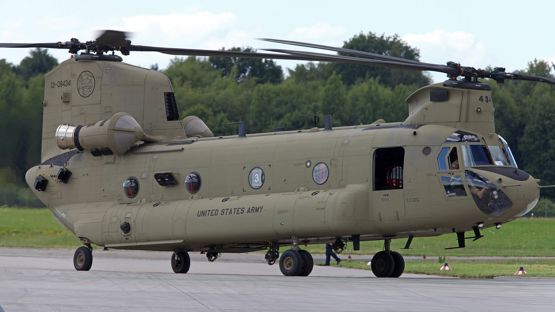 Helikopter Boeing CH 47F Chinook der US Army mit d