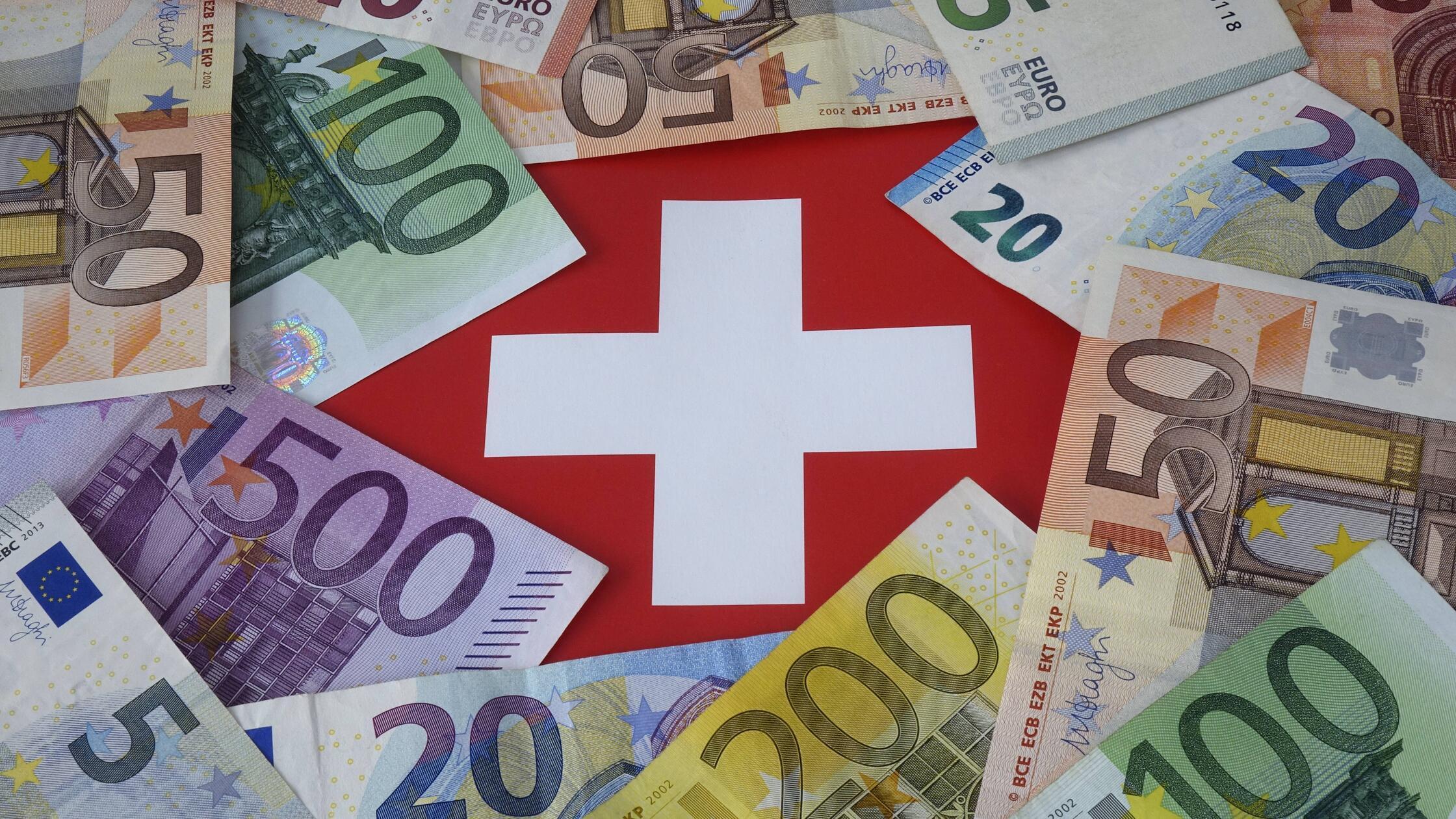 05 05 2017 Geldscheine und Schweizer Fahne Fahne F