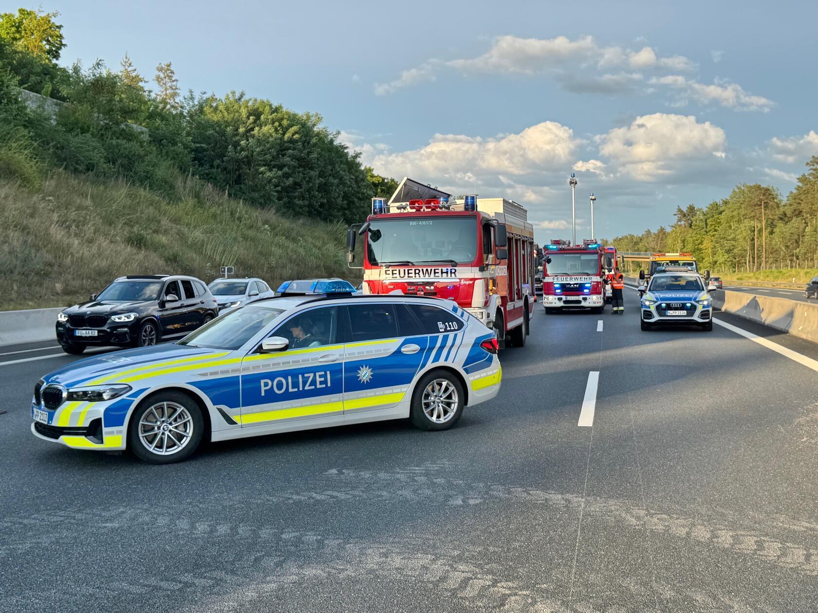 Dabei bemerkte ein Lkw-Fahrer einen Reifenplatzer an seinem Fahrzeug, an dem auch ein beladener Anhänger hing.