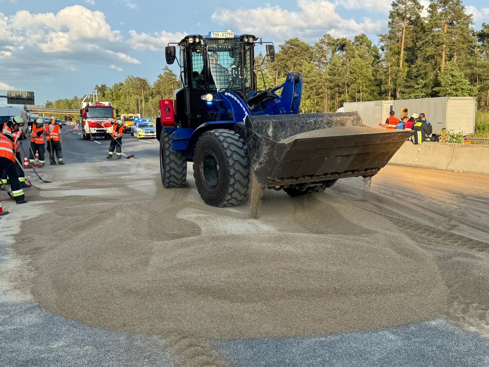 Der Fahrer verlor dadurch die Kontrolle über das Gespann und prallte nach links in die Mittelschutzplanke.