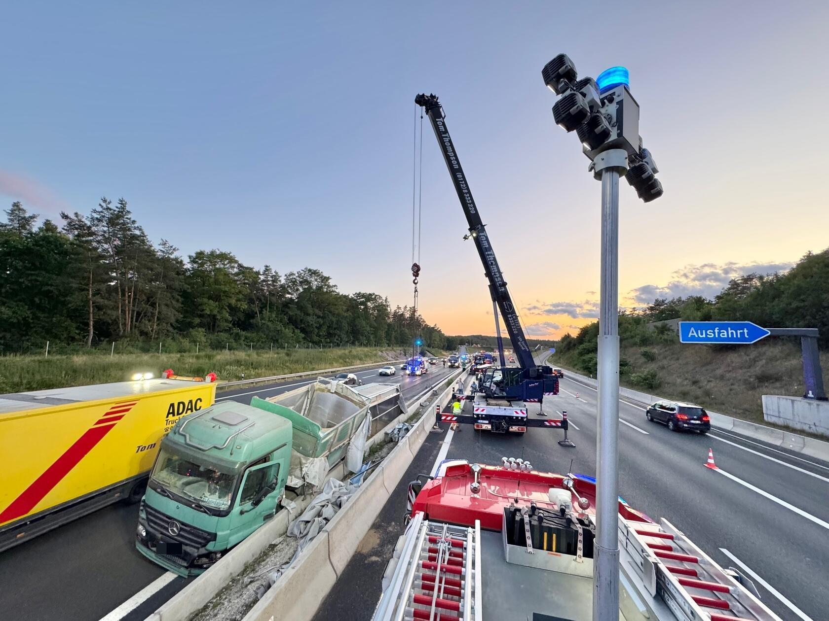 Der Anhänger kippte um und die gesamte Ladung in Form von Tierfutter verteilte sich über alle vier Fahrstreifen.