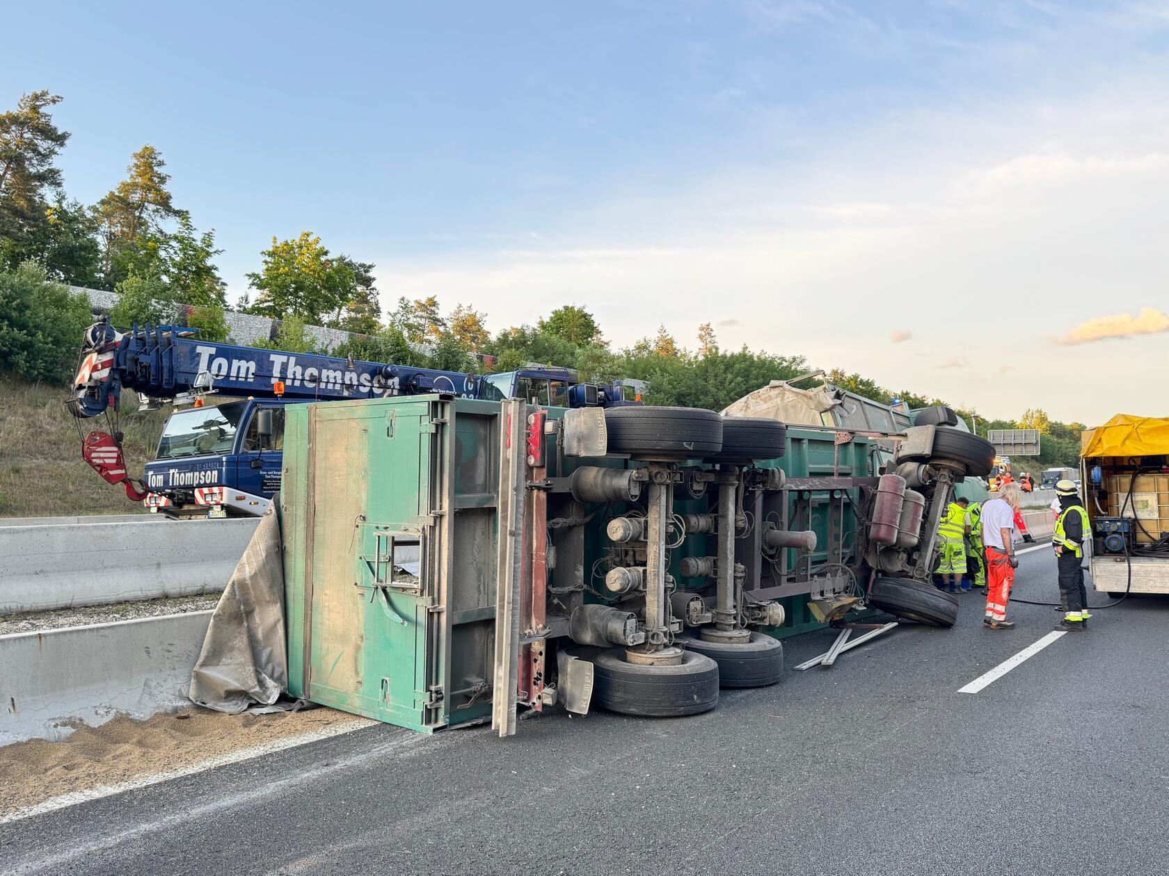 Glücklicherweise blieb der Fahrer des Lkw unverletzt. An dem Unfall waren auch keine weiteren Fahrzeuge beteiligt.