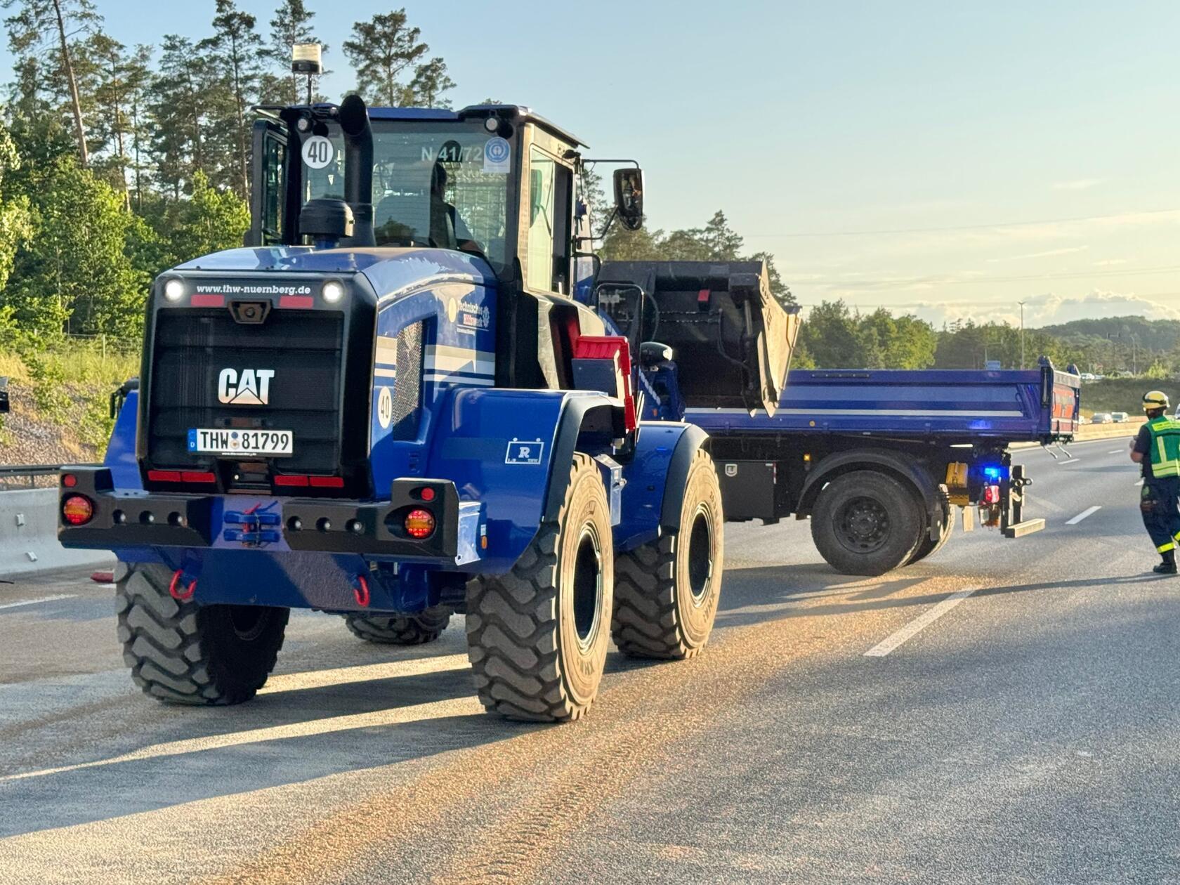 Wohl noch bis in die späten Abendstunden sind die Kräfte vor Ort mit der Reinigung der Fahrbahn beschäftigt.
