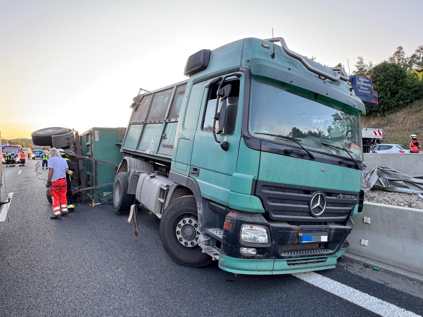 Zur Bergung des Anhängers und der Zugmaschine, die sich verkeilte, wurden auch ein Autokran eingesetzt