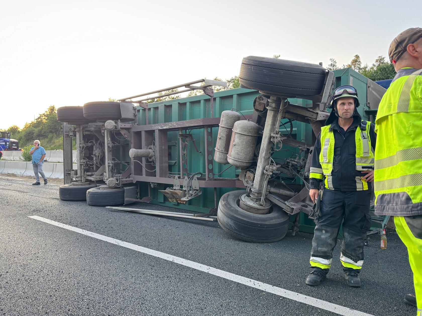 Nach etwa einer halben Stunde konnte in beide Fahrtrichtungen aber wieder je ein Fahrstreifen freigegeben werden.
