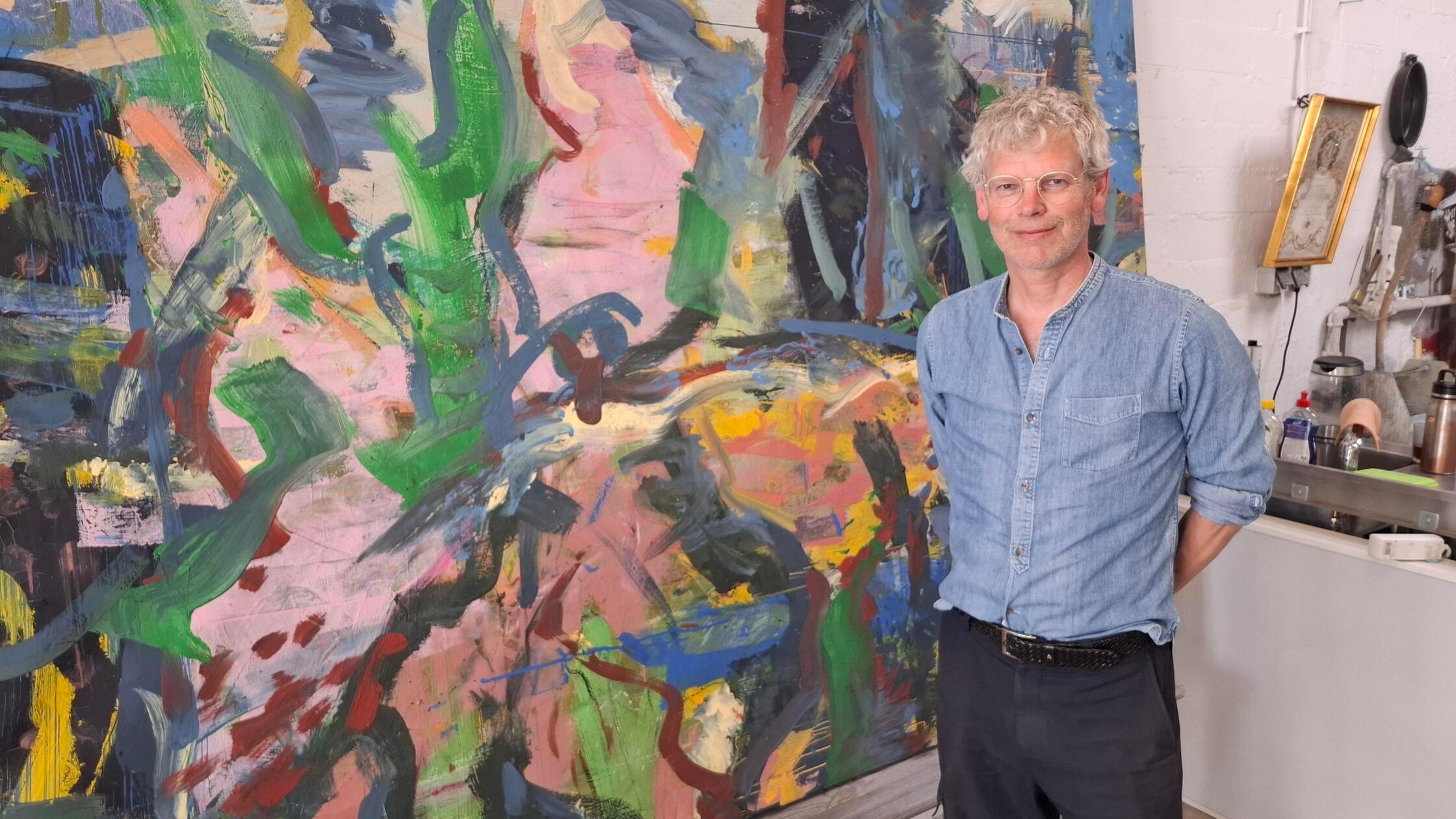 David Klammt in seinem Atelier mit dem Werk "Verte