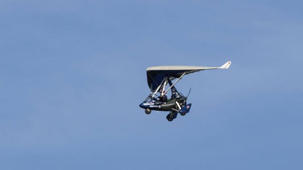 Ultraleichtflugzeug am blauen Himmel, England, Gro