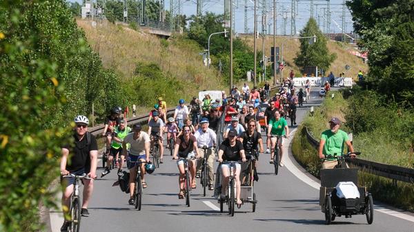 Zwischen der Rothenburger Straße und der Jansenbrücke versammelten sich am Samstag, 28. Juni, zahllose Radfahrer.