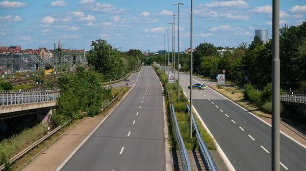 Der Frankenschnellweg war in dem Bereich deshalb für den Verkehr gesperrt.