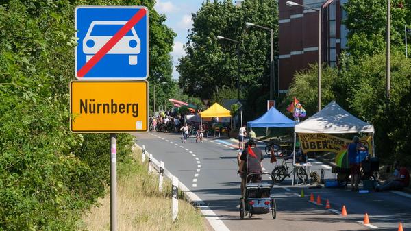 Am Samstag sind zahllose Radfahrer für eine Demo über den Frankenschnellweg geradelt. Die wichtige Verkehrsader war deshalb stundenlang lahmgelegt. Wir haben die Bilder der Aktion.