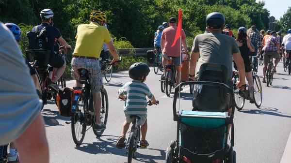 Am Samstag sind zahllose Radfahrer für eine Demo über den Frankenschnellweg geradelt. Die wichtige Verkehrsader war deshalb stundenlang lahmgelegt. Wir haben die Bilder der Aktion.