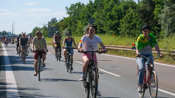 Am Samstag sind zahllose Radfahrer für eine Demo über den Frankenschnellweg geradelt. Die wichtige Verkehrsader war deshalb stundenlang lahmgelegt. Wir haben die Bilder der Aktion.