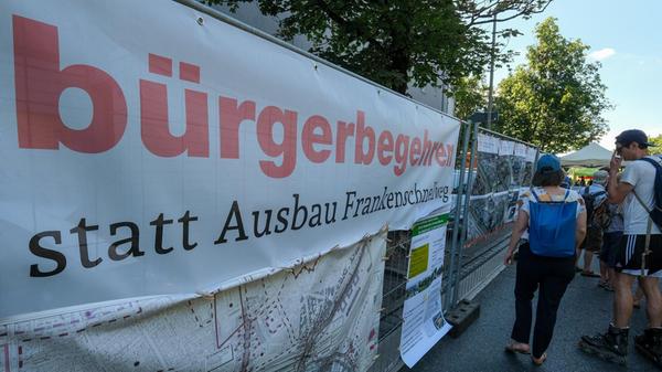 Am Samstag sind zahllose Radfahrer für eine Demo über den Frankenschnellweg geradelt. Die wichtige Verkehrsader war deshalb stundenlang lahmgelegt. Wir haben die Bilder der Aktion.