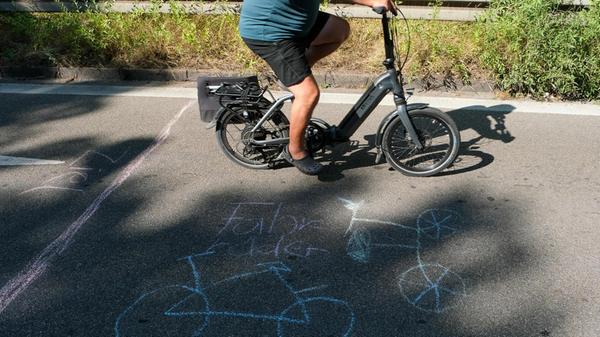 Am Samstag sind zahllose Radfahrer für eine Demo über den Frankenschnellweg geradelt. Die wichtige Verkehrsader war deshalb stundenlang lahmgelegt. Wir haben die Bilder der Aktion.